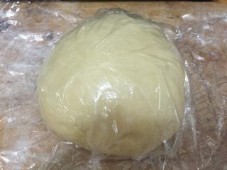 杂蔬火腿奶酪卷面包 直接法,之后排气揉圆放在案板上，附上保鲜膜，静置20分钟
（这一步是万万不能去除的，只有松弛好的面，才可以比较轻松的擀成薄片面饼）
