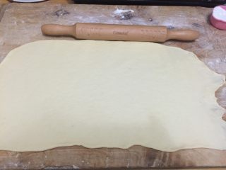 杂蔬火腿奶酪卷面包 直接法,面饼最右边擀的薄薄的，有助于封口