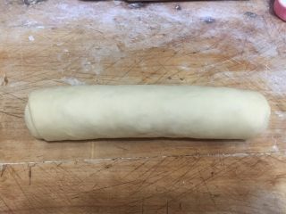 杂蔬火腿奶酪卷面包 直接法,将面饼从左卷起
横放在案板上