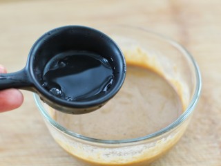麻酱蒜蓉拌豇豆,如果比较干稠，再倒入适量清水