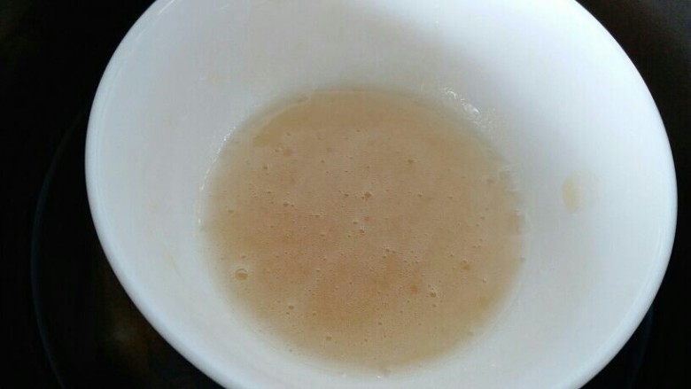 提拉米苏（六寸）,泡发的吉利丁粉隔热水融化，融化的吉利丁液边倒入蛋黄糊内边用电动打蛋器搅拌