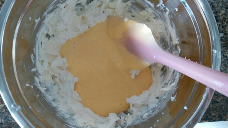 提拉米苏（六寸）,分一半的蛋黄糊到打顺滑的马斯卡彭内，翻拌均匀