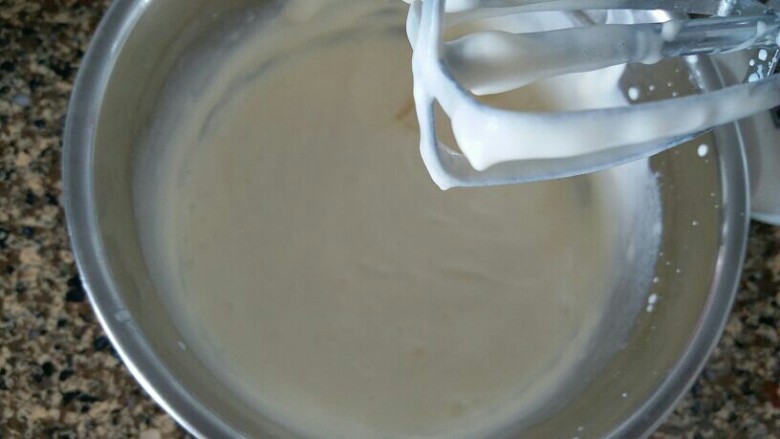 提拉米苏（六寸）,然后打发奶打至五分发油了，奶油内无需加糖，直接打发
