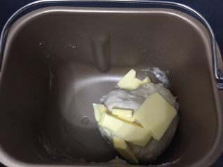 汤种法玉米香肠辫子包,之后加入软化的黄油，继续揉面15分钟