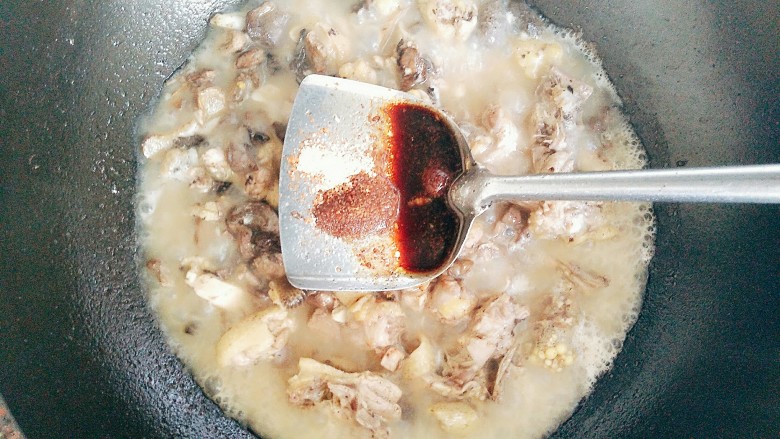 小炒土鸡,汤快煮干的时候加入调味料！