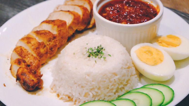 秘制异国风味鸡胸肉腌料&绝佳搭配
（减肥必备）,把印尼风味鸡排煎好后切片 配上五片黄瓜和一个白煮蛋 健康美味的印尼风味晚餐就有啦