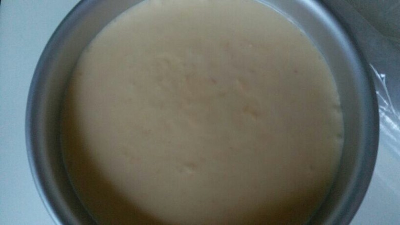 香橙慕斯蛋糕,再倒入慕斯液。。也层戚风胚一层慕斯液，我做了两层蛋糕胚的。然后覆盖保鲜膜，放入冰箱冷藏