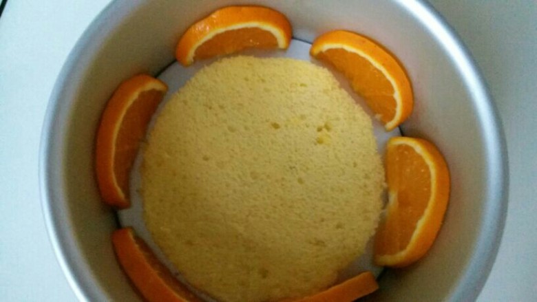 香橙慕斯蛋糕,放入剪小的蛋糕胚