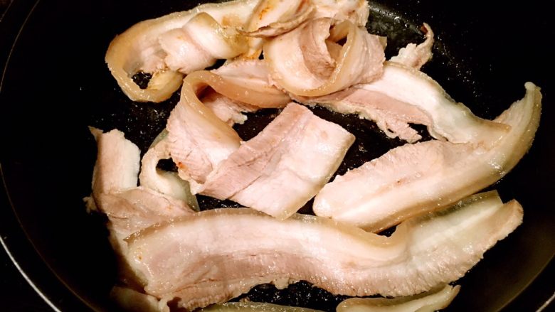 大刀回锅肉,将切好的五花肉放锅里爆油，用中火煎，大火容易糊。也不用放油，五花肉很容易出油。