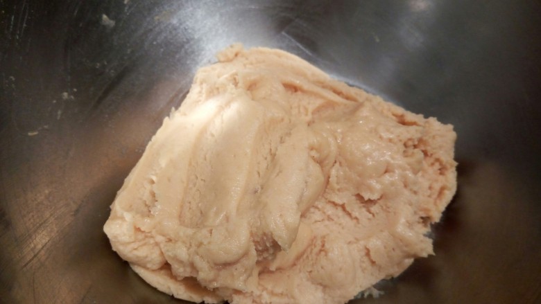 花生奶油小饼干,成为均匀的面糊（此时面糊比较粘手，可以盖保鲜膜，放冰箱冷藏5分钟左右）
