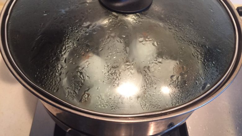 咸蛋肉粽,水开后小火蒸2小时。