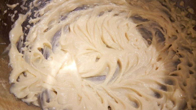 花生奶油小饼干,用电动打蛋器打发，直到颜色变浅，体积膨松