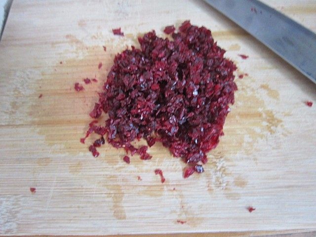 蔓越莓蛋糕卷,切成碎末备用。