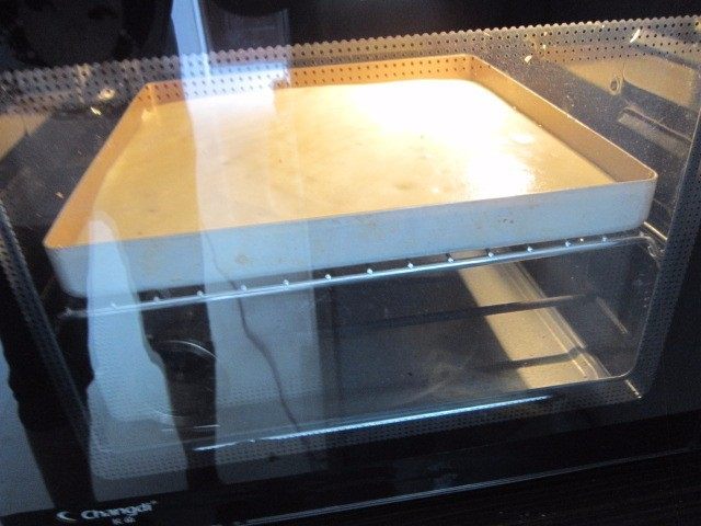 蔓越莓蛋糕卷,把蛋糕放进预热好的烤箱，上下火170度，中层烤20分钟