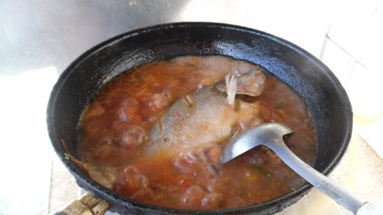 红汤鲈鱼, 加适量盐调味
