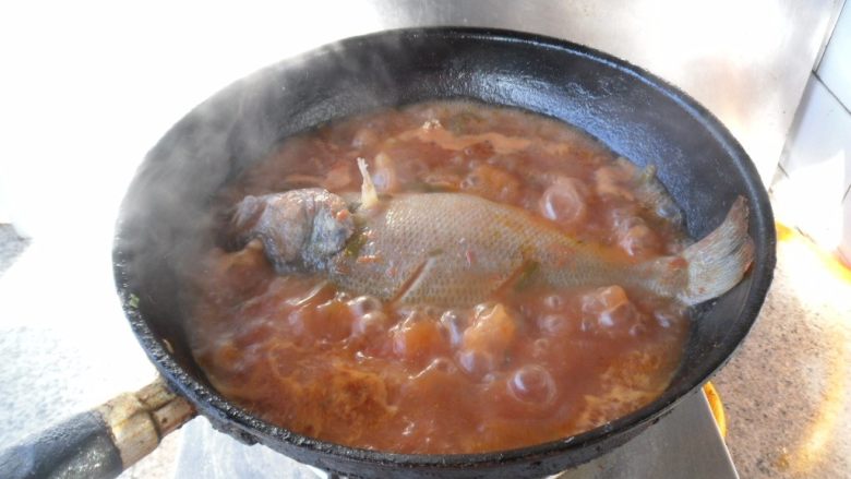 红汤鲈鱼, 烧开后，中小火烧制10分钟 