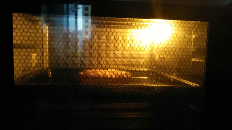 香蕉派,放入预热好的烤箱中层，上火190度，下火200度，烘烤20分钟