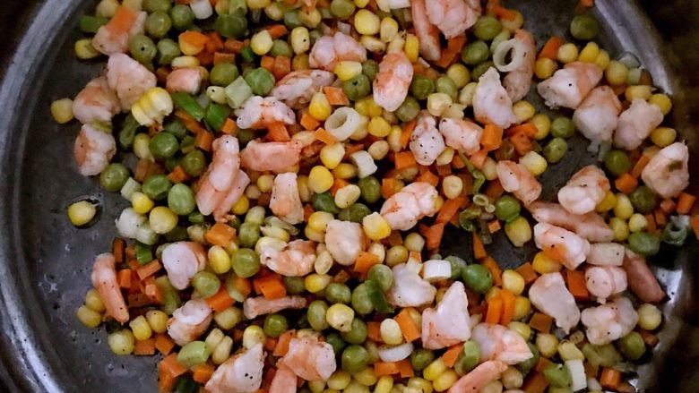 什锦虾仁焗饭,加入玉米粒，青豆和精盐翻炒2分钟