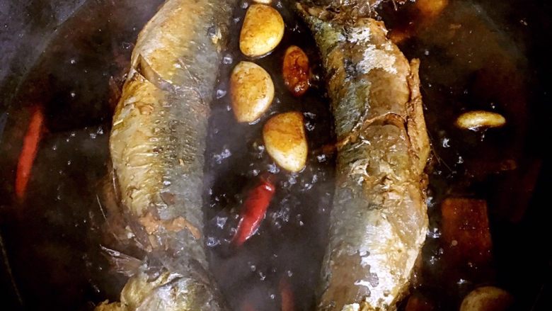 红烧青占鱼,最后转大火收汁，使鱼彻底上色，煮到汤汁粘稠了就可以出锅了。