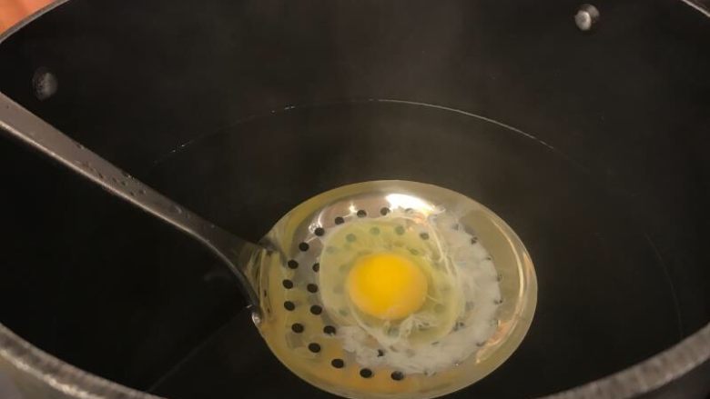 江湖版班尼蛋,煮水波蛋（用有孔的勺子在热水中小幅度来回）