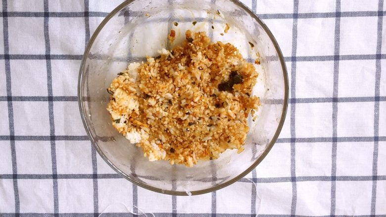 #砧板秀#海苔肉松仙贝,把米饭和所有配料全部拌均匀，使米饭均匀裹上酱油