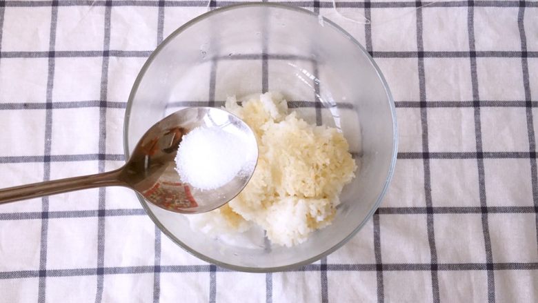 #砧板秀#海苔肉松仙贝,把米饭放进碗里，加入盐