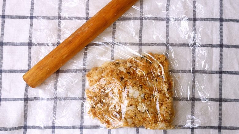 #砧板秀#海苔肉松仙贝,把米饭包进保鲜膜或保鲜袋里