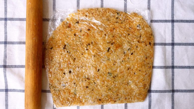 #砧板秀#海苔肉松仙贝,用擀面杖来回碾压米饭，擀成0.3cm厚的圆饼状