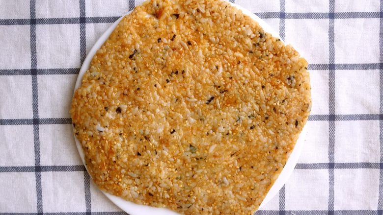 #砧板秀#海苔肉松仙贝,把米饼转移到盘子上