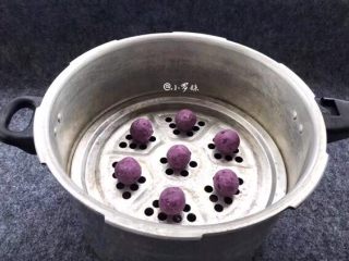 紫薯椰蓉球,做好的紫薯球放锅里蒸5～8分钟，看搓圆球大小分别选择蒸煮时间。


