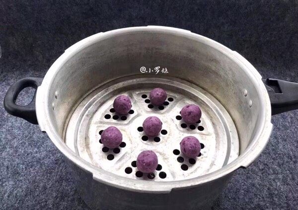 紫薯椰蓉球,做好的紫薯球放锅里蒸5～8分钟，看搓圆球大小分别选择蒸煮时间。

