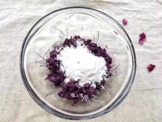 紫薯椰蓉球,添加糯米粉，白糖，少量多次添加牛奶。

