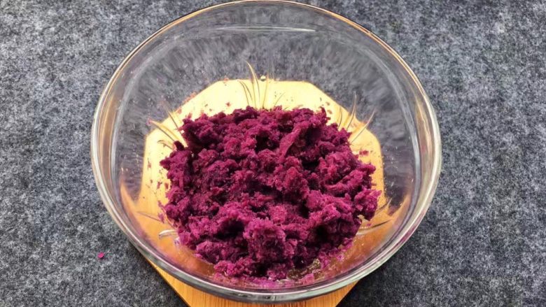 紫薯椰蓉球,蒸熟的紫薯泥用勺子捣成泥。