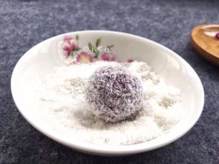 紫薯椰蓉球,取出后，刷上一层蜂蜜，放椰蓉里滚一滚。

