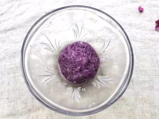 紫薯椰蓉球,将紫薯泥与糯米粉等混合一起揉搓成团。

