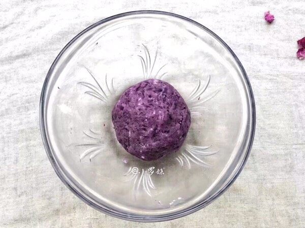 紫薯椰蓉球,将紫薯泥与糯米粉等混合一起揉搓成团。

