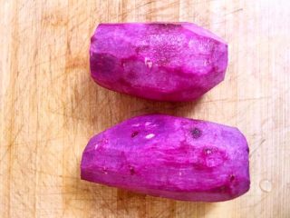 紫薯椰蓉球,用刨子去皮切块。