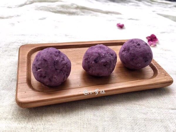 紫薯椰蓉球,紫薯分别搓成大小一致的小圆球。

