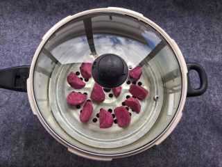 紫薯椰蓉球,蒸锅内添加适量清水。紫薯片放入蒸锅里，盖上盖子蒸20分钟左右。 
 


