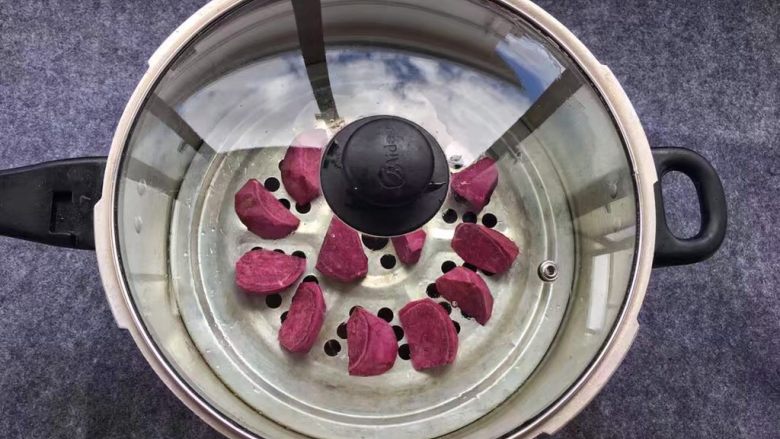 紫薯椰蓉球,蒸锅内添加适量清水。紫薯片放入蒸锅里，盖上盖子蒸20分钟左右。 
 


