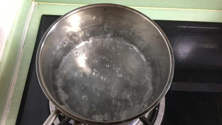酸甜爽口的柠檬瓜条,取一个小锅，倒入水后煮沸。