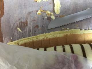 斑马纹蛋糕卷,尾端切个斜面，一会儿接口朝下时候比较平整，好放