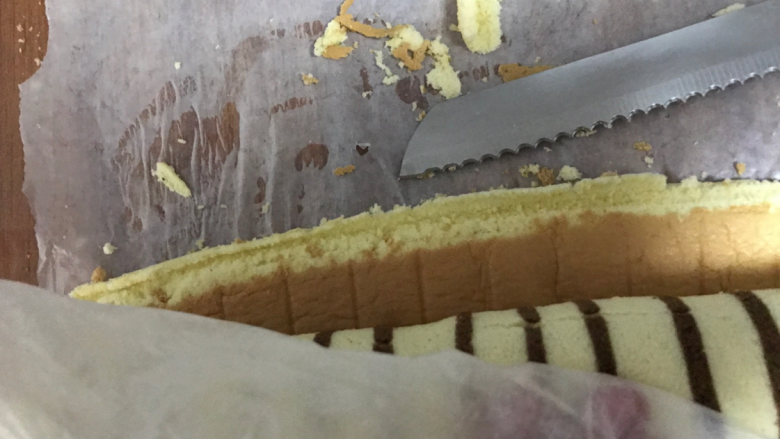 斑马纹蛋糕卷,尾端切个斜面，一会儿接口朝下时候比较平整，好放