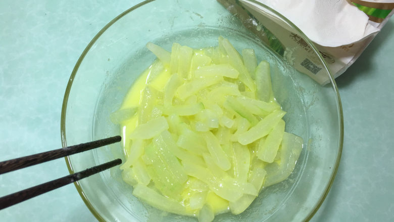 酸甜爽口的柠檬瓜条,用筷子拌匀。
