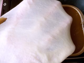 酸奶吐司（一次发酵法）,取一小块可撑出手套膜即可（即完全状态）