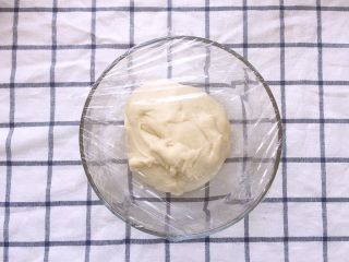 酸奶吐司（一次发酵法）,面团盖上保鲜膜，静置松弛20min