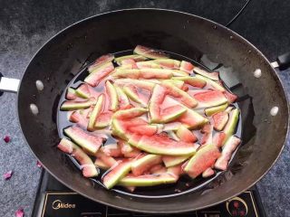西瓜皮蜜饯,1小时后，西瓜皮和糖水一起倒入锅中，用中火烧煮。