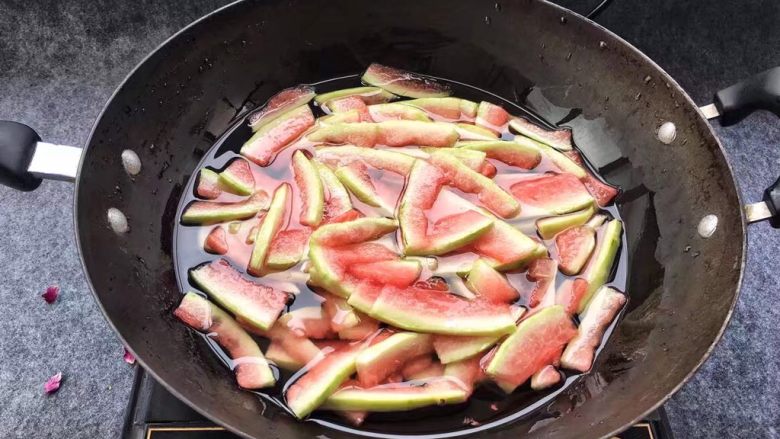 西瓜皮蜜饯,1小时后，西瓜皮和糖水一起倒入锅中，用中火烧煮。