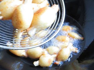 果子版开胃的素糖醋排骨,将素排骨再次倒入锅内复炸一遍，炸至金黄捞出控油