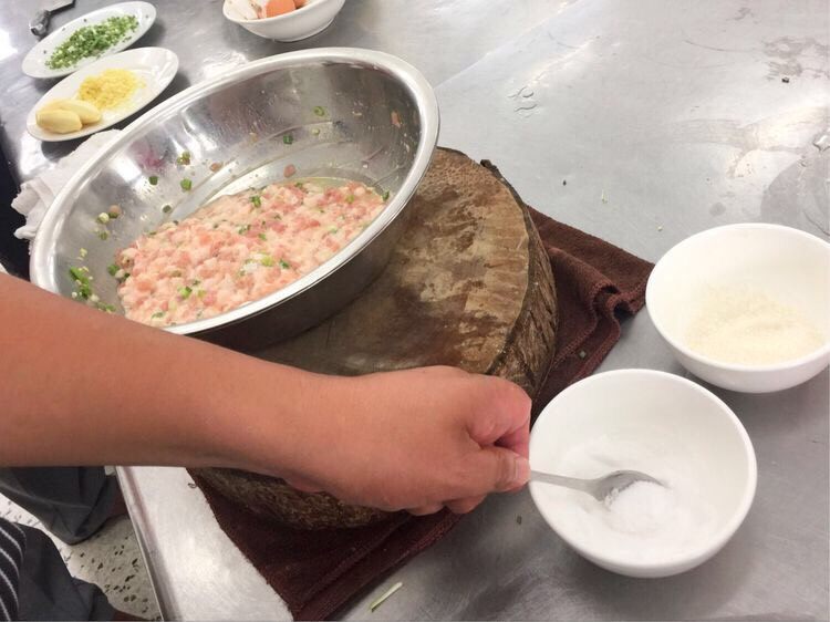 正宗的扬州特色菜-红烧狮子头,放一点糖和一点盐，糖是提鲜的。盐是整个调味的关键，分多次少量放盐，然后用力的搅拌。